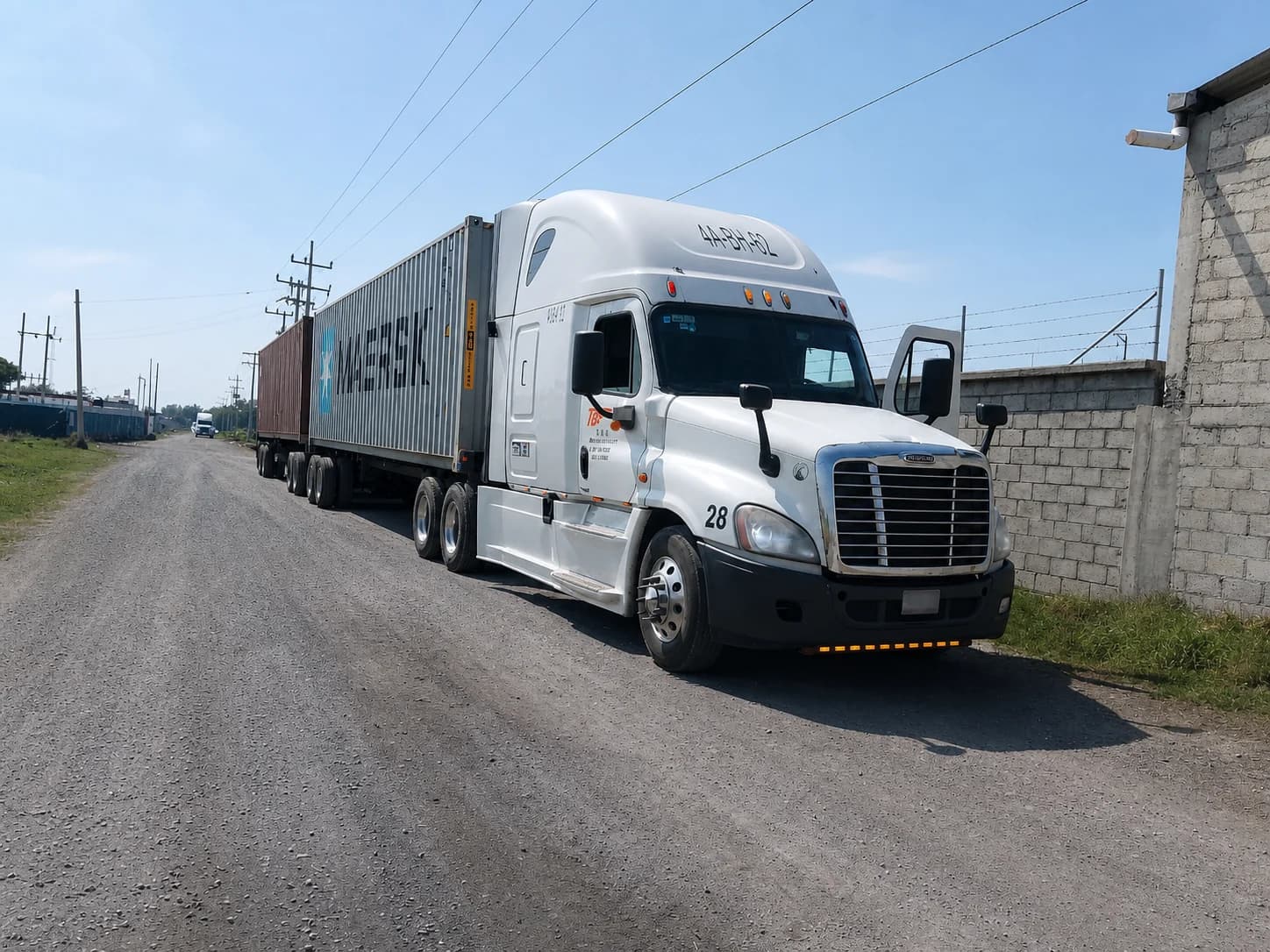 Tractocamión de Transportes TBP con contenedores en un camino industrial