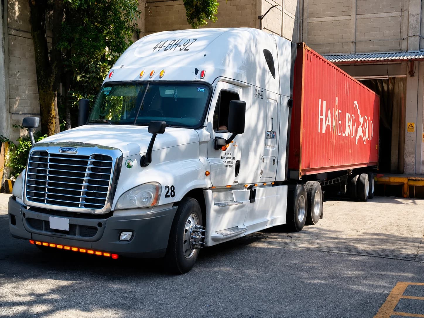 Freightliner de Transportes TBP con contenedor en un andén industrial