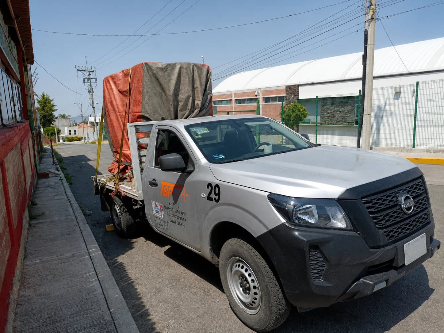 Unidad tipo estacas de Transportes TBP con carga cubierta