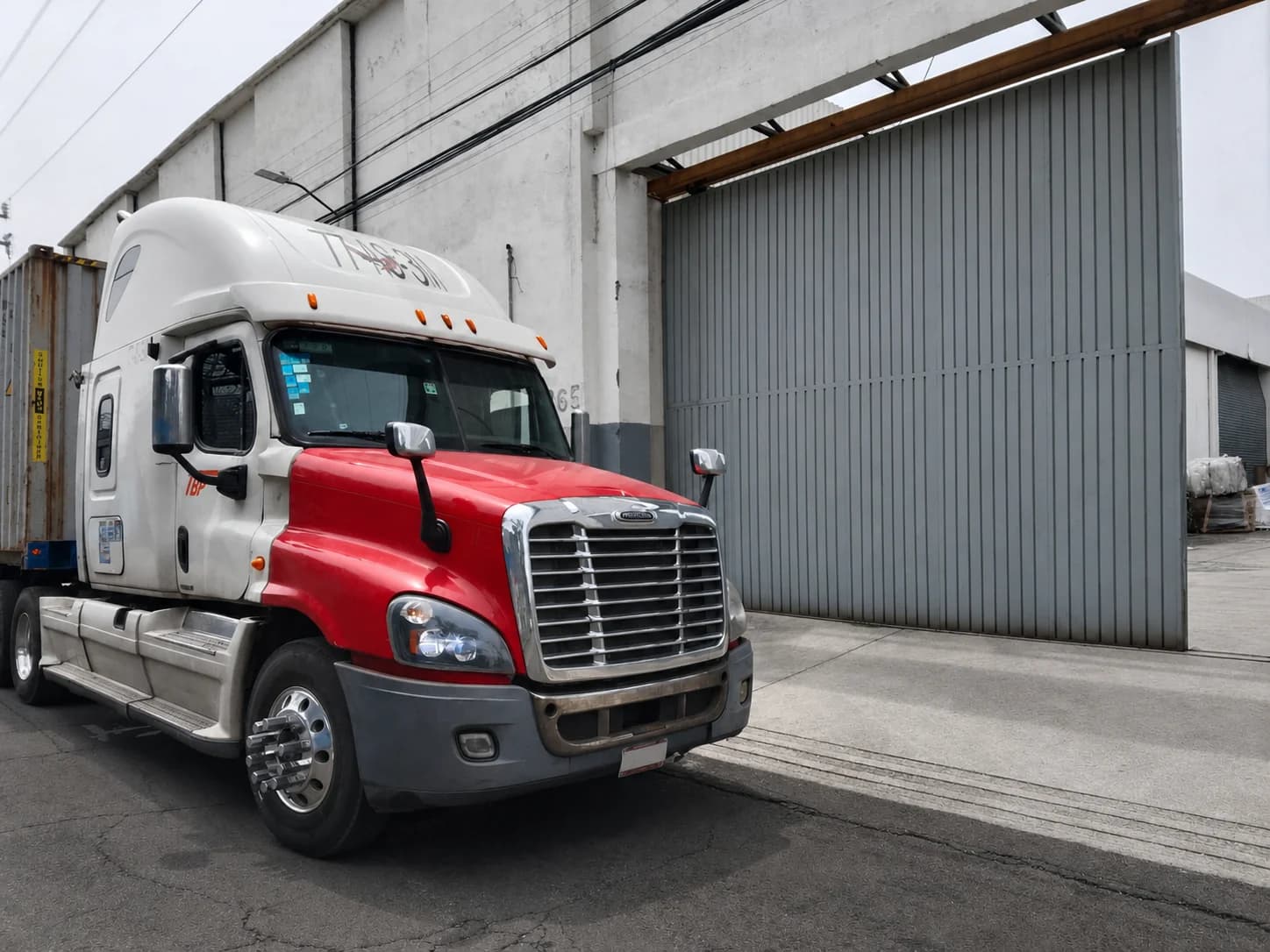Freightliner rojo y blanco de Transportes TBP