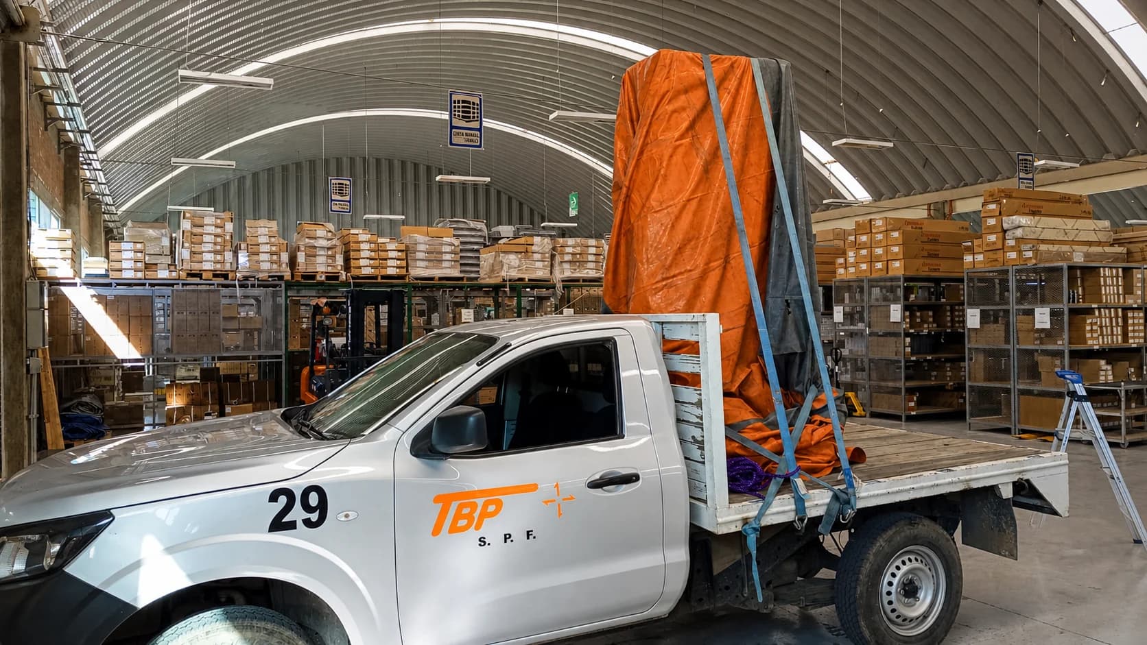 Unidad TBP con carga de gran altura dentro de un almacén