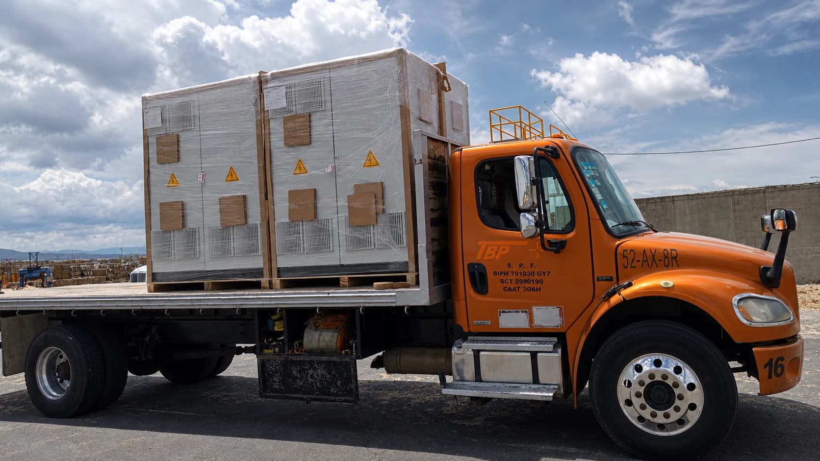 Rabón naranja transportando equipo industrial embalado