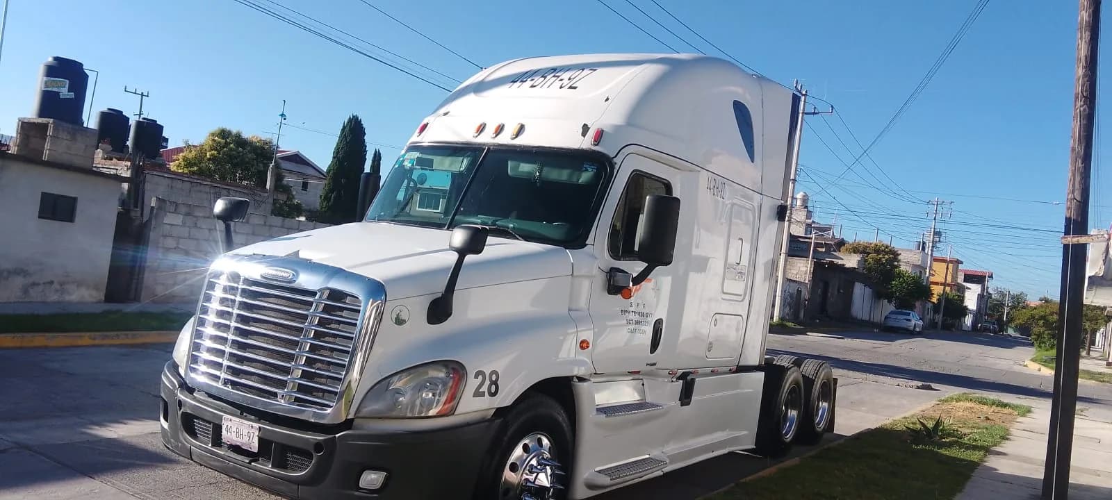 Freightliner blanco de Transportes TBP