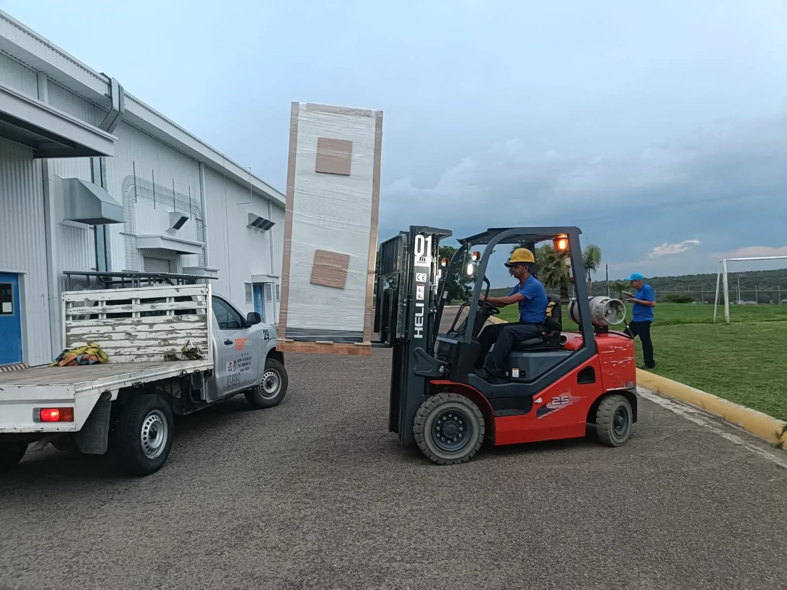 Montacargas coordinando una maniobra junto a una unidad TBP