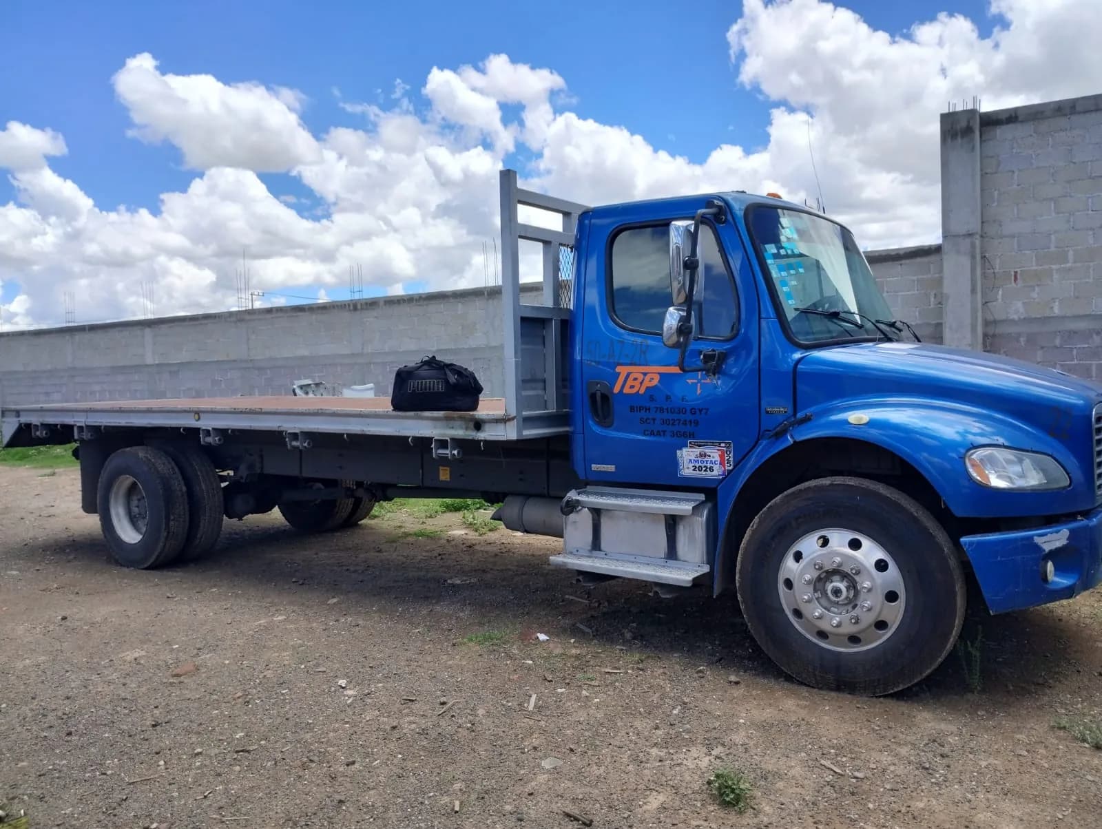 Rabón azul tipo plataforma de Transportes TBP