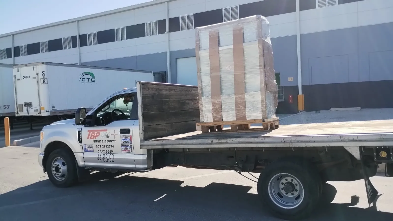 Unidad plataforma con equipo industrial embalado