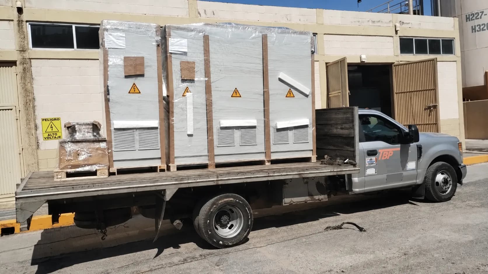 Unidad plataforma de Transportes TBP transportando equipo eléctrico embalado