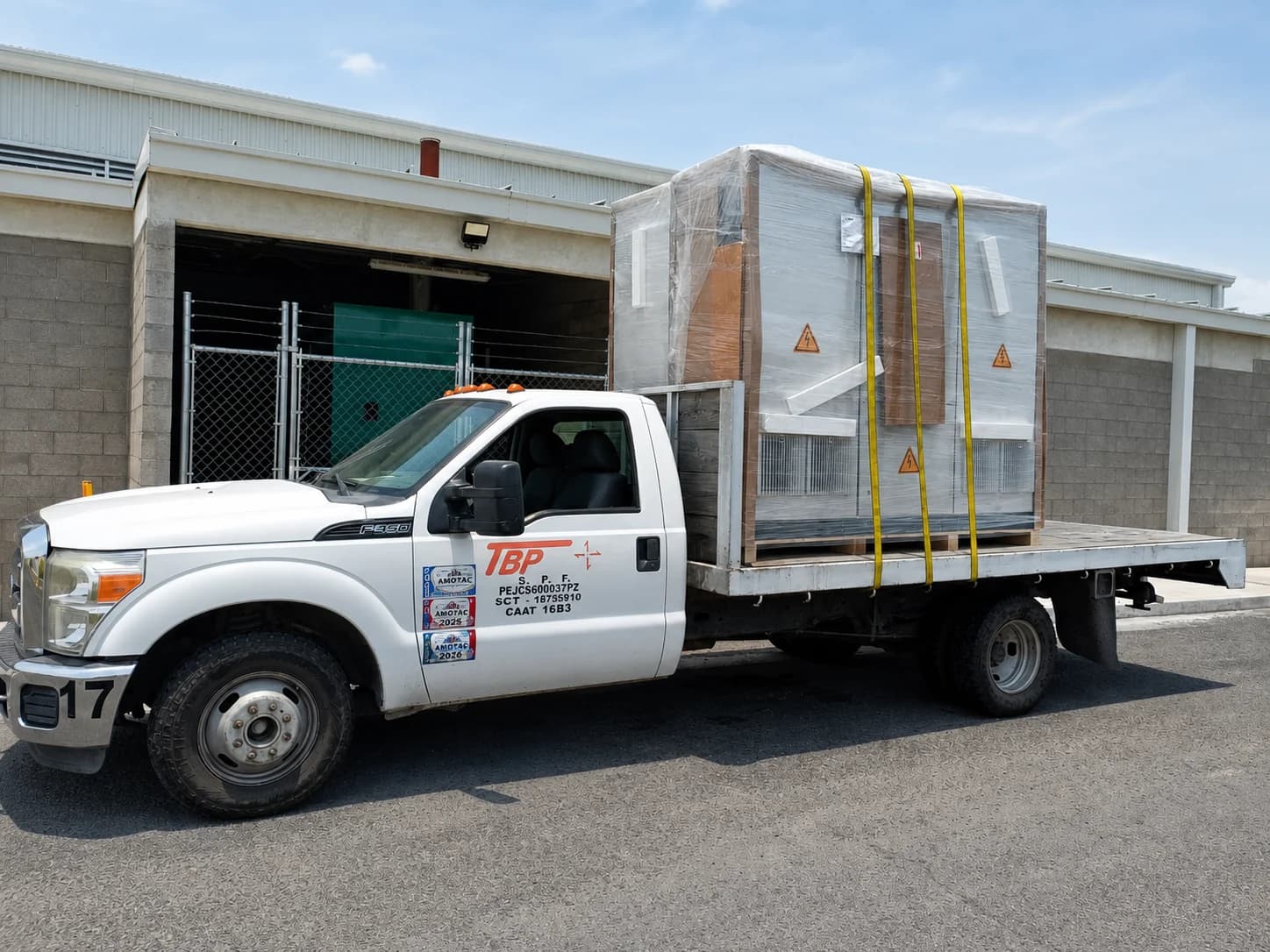 Unidad de Transportes TBP con equipo industrial embalado y asegurado