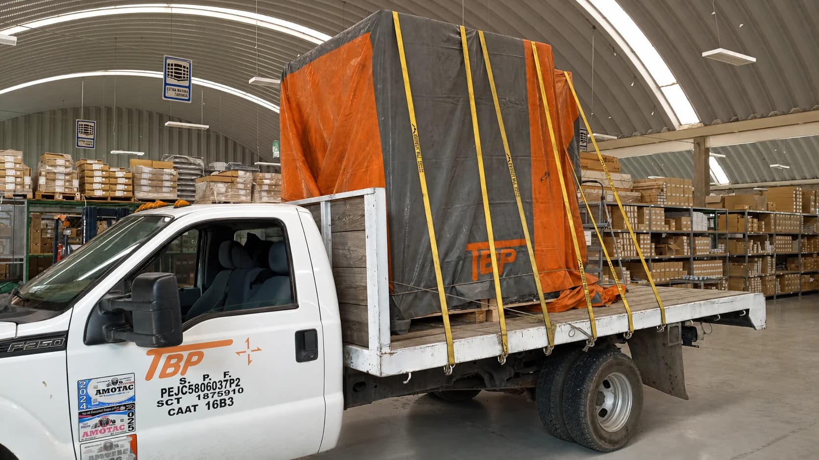 Unidad tipo estacas de Transportes TBP con carga alta cubierta y asegurada